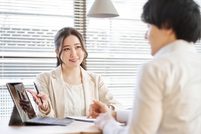 説明する女性