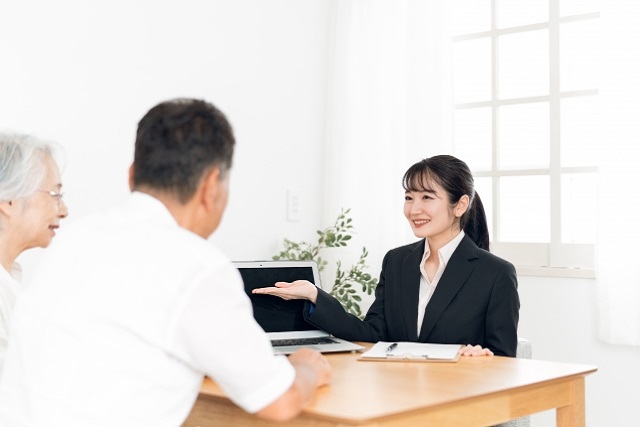 老夫婦に案内する女性